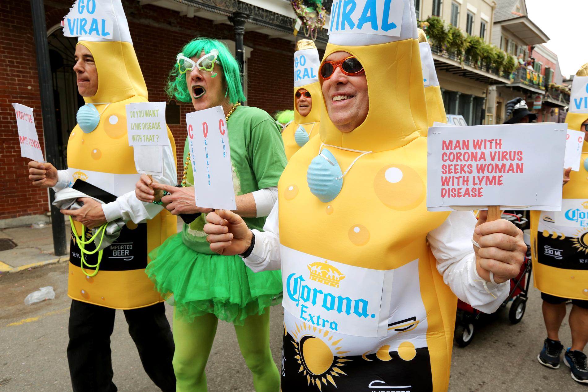 Gary DeLeaumont går tillsammans med sina vänner längs Royal Street utklädda till  "coronavirus" under Mardi Gras-karnevalen i New Orleans den 25 februari, 2020.