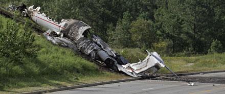 Flygplanet av märket Learjet blev ett utbrunnet vrak efter olyckan.