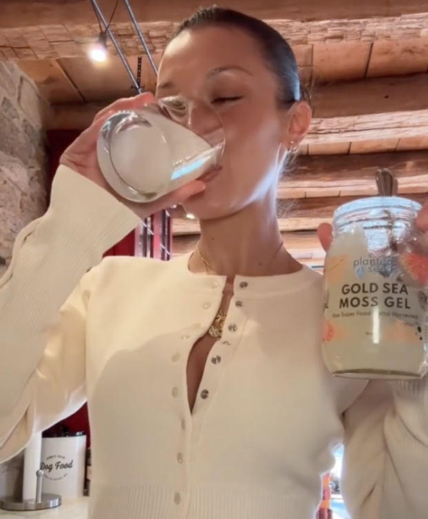 Bella Hadid dricker mossa i Tiktok-videon.