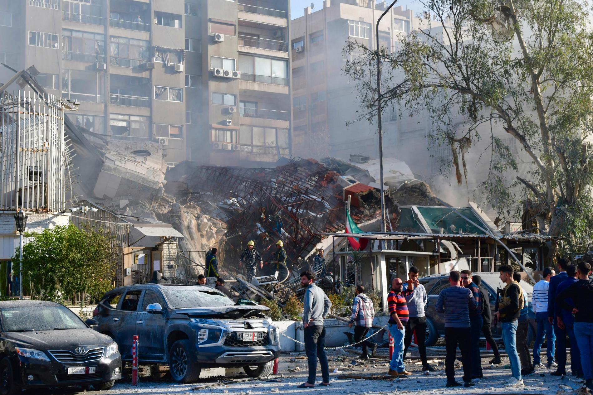 Förstörd byggnad vid Irans ambassad där flera högt uppsatta militärer dog i en flygattack 1 april 2024.