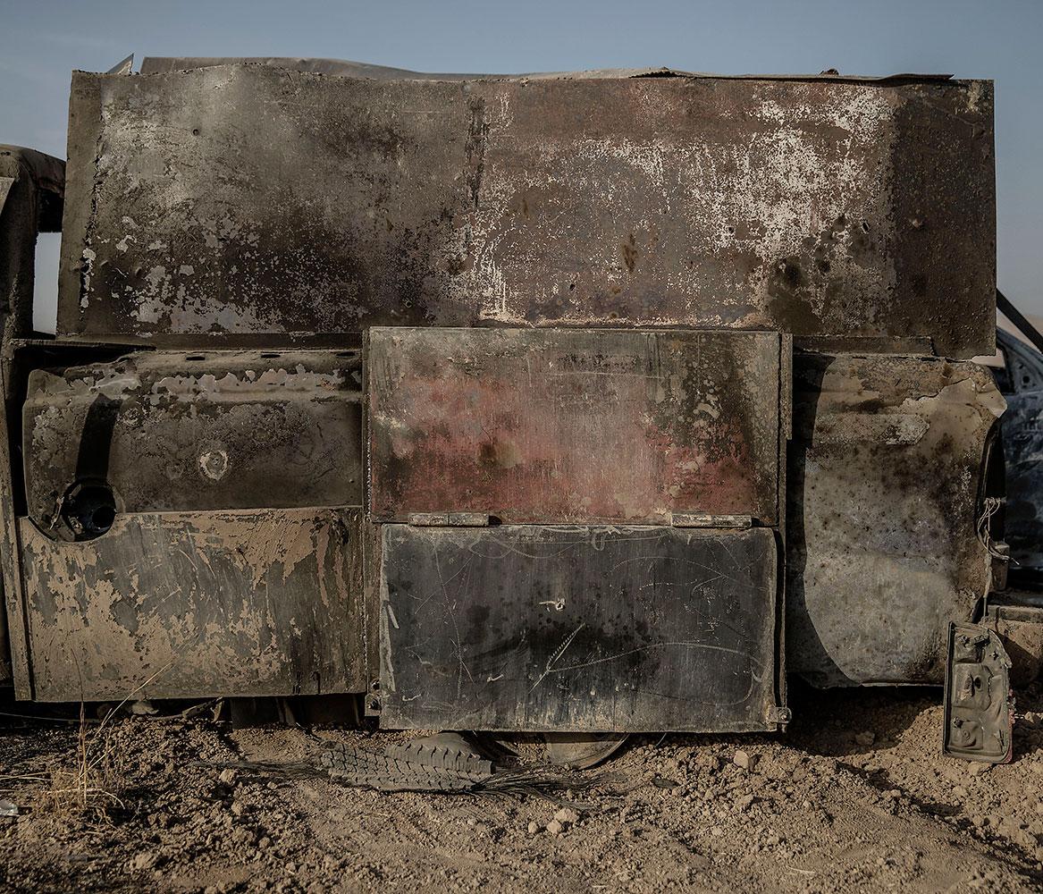 Resterna av en av IS bepansrade självmordsbilar i ett område som kurdiska styrkor tagit kontrollen över.