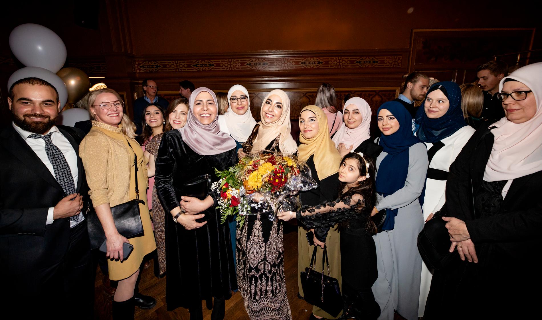 Israa Abdali, 29, tillsammans med sin familj och flera av volontärerna för Stand with Syria. 