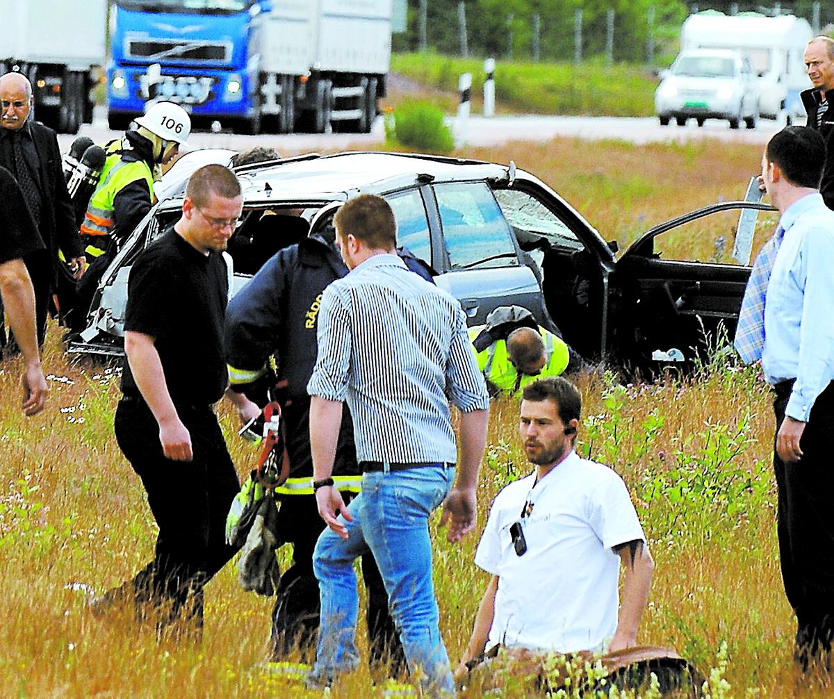 VÅLDSAM OLYCKA På E20 utanför Strängnäs började bilen glida mot mittremsan och krockade med en dagvattenbrunn. Bilen slog runt och flög 87 meter. Föraren, en 27-årig man, landade 20 meter från vraket.