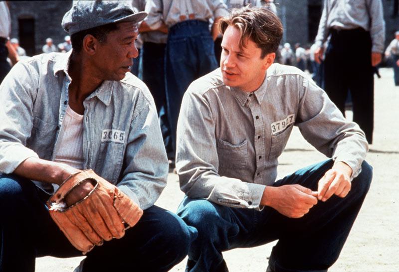 Ellis Boyd ”Red” Redding (Morgan Freeman) och Andy Dufresne (Tim Robbins) i ett av många samtal på rastgården i ”Nyckeln till frihet”.