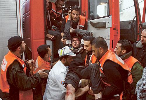 Ännu ett offer för det israeliska våldet i Gaza förs till Kamal Adwansjukhuset i Beit Lahiya i norra Gaza. Hittills har 760 palestiner dödats och tusentals skadats – och våldet fortsatte i går trots FN:s vädjanden.