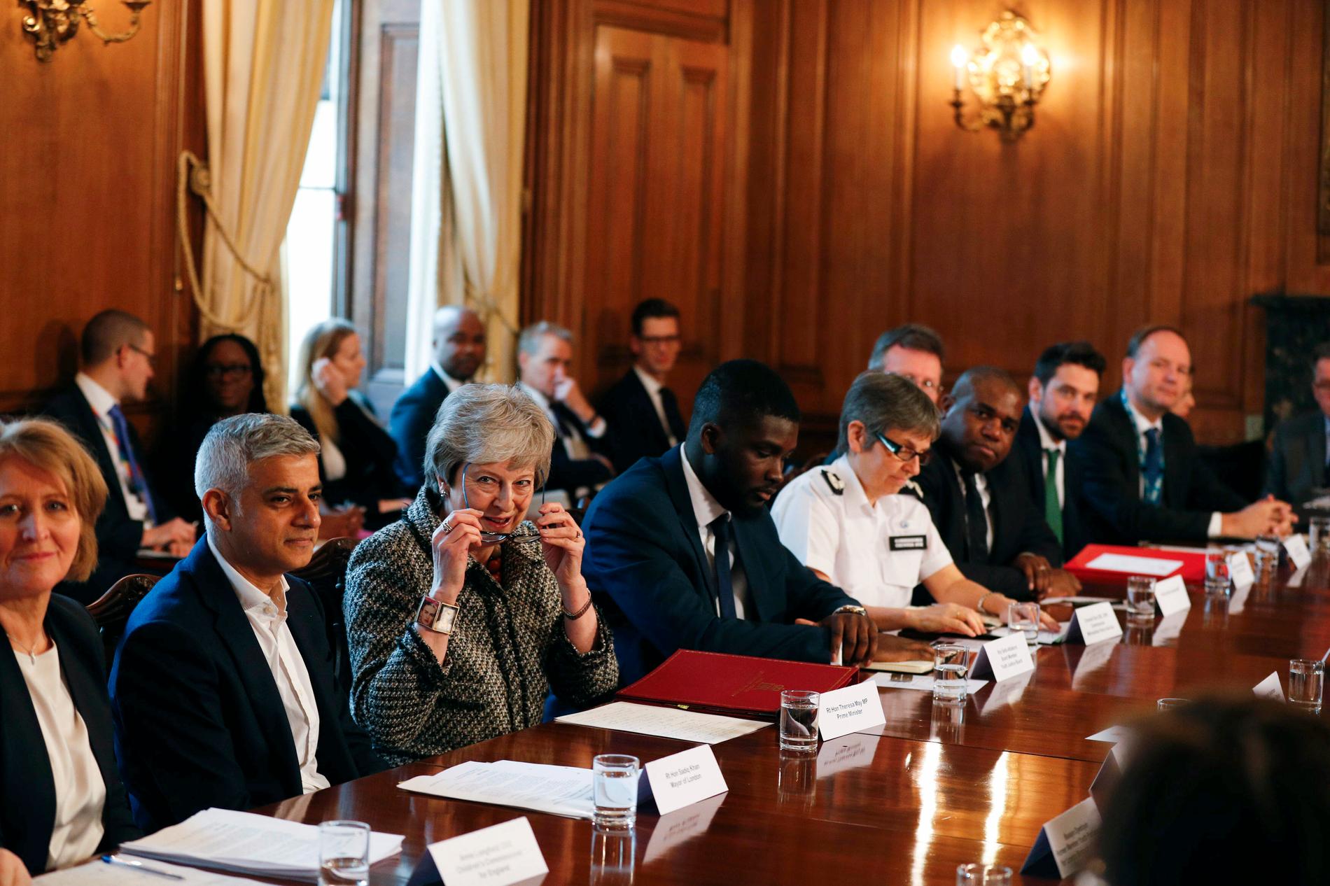 Londons borgmästare Sadiq Khan bredvid premiärminister Theresa May vid ett möte om det ökande knivvåldet den 1 april i år.