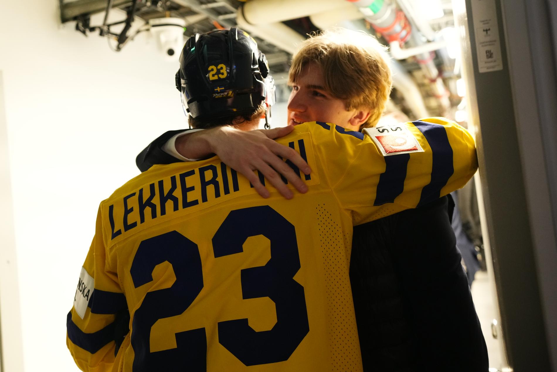 Calle Odelius ger Jonathan Lekkerimäki en kram.