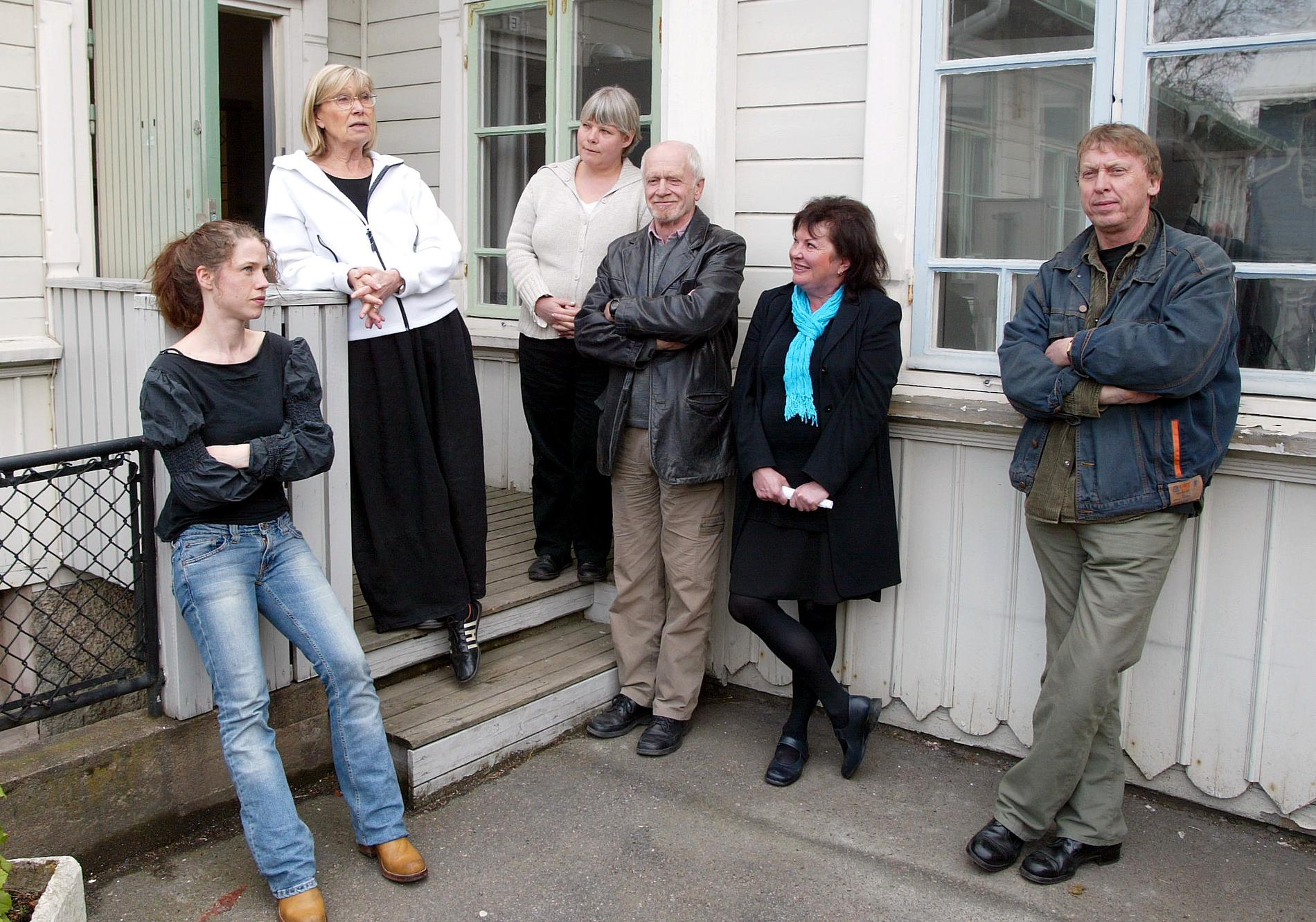 Hanna Bogren, Carin Mannheimer, Anki Larsson, Per Myrberg, Viveca Lärn och Tomas von Brömssen under inspelningen av ”Saltön” 2004.