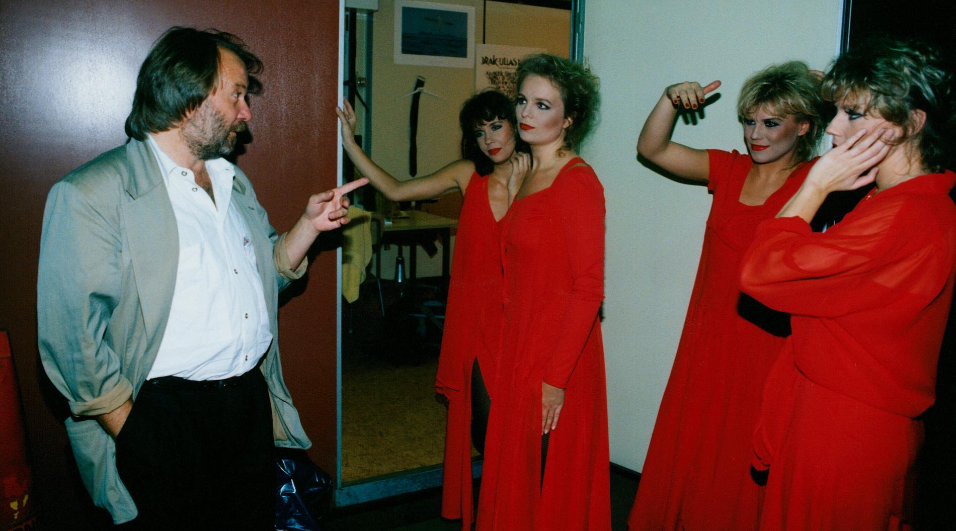 Benny Andersson tillsammans med Ainbusk singers 1992: Birgitta Jakobsson, Annelie Roswall, Josefin Nilsson och Marie Nilsson.