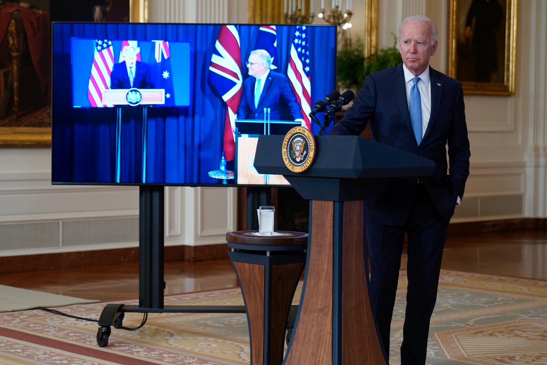 USA:s president Joe Biden, Australiens premiärminister Scott Morrison på skärm i mitten och Storbritanniens premiärminister Boris Johnson till vänster, håller en gemensam presskonferens om bildandet av en ny säkerhetspakt.