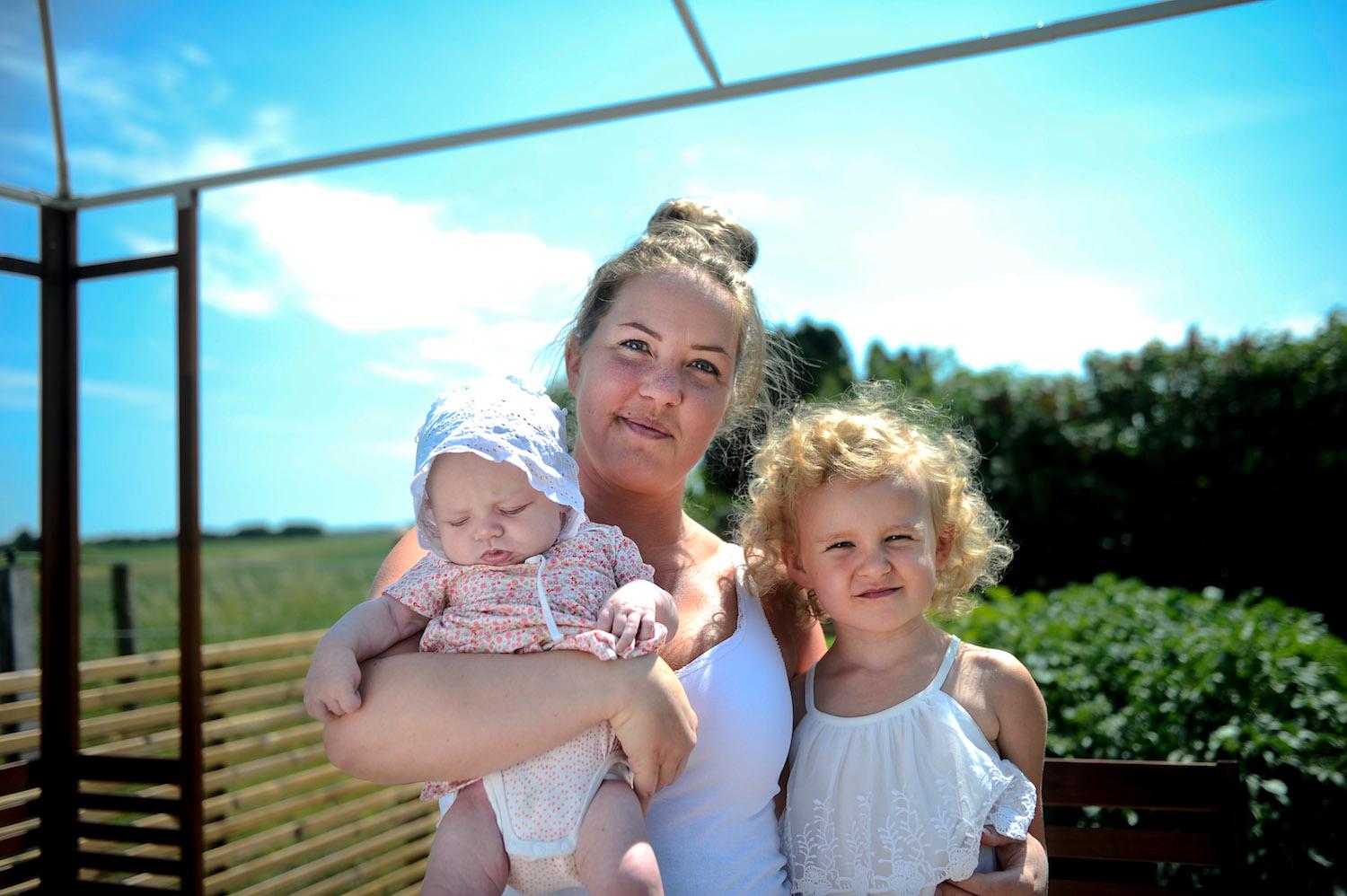Catja Karlberg, 31, med lilla Anja, i dag 3 månader, och Ella, 4 år. Ella föddes med kejsarsnitt, medan Anja föddes vaginalt. Catja sprack då så svårt att hon fick en stomi.