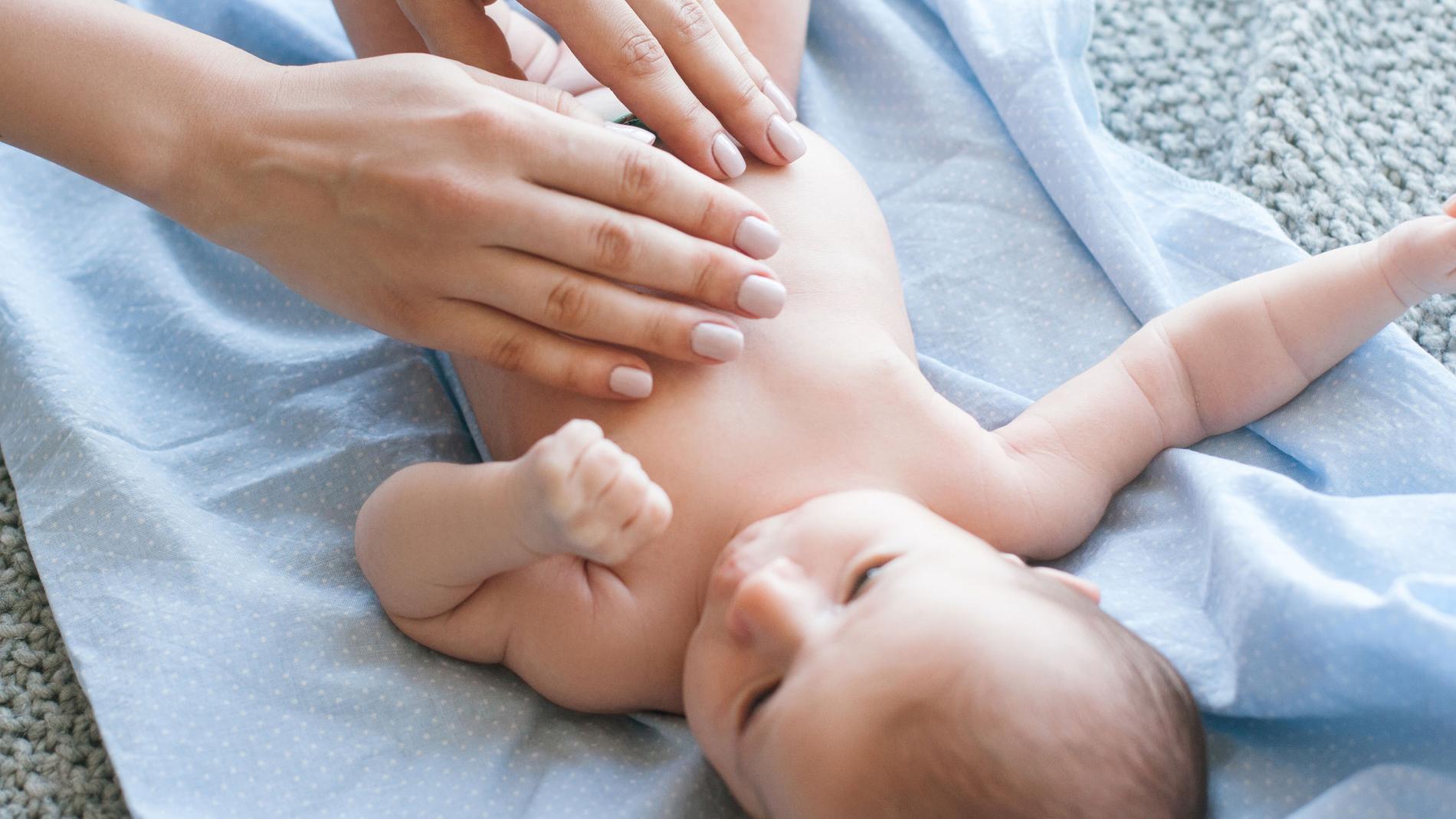 Massage är ett bra sätt att lugna en bebis med kolik. 