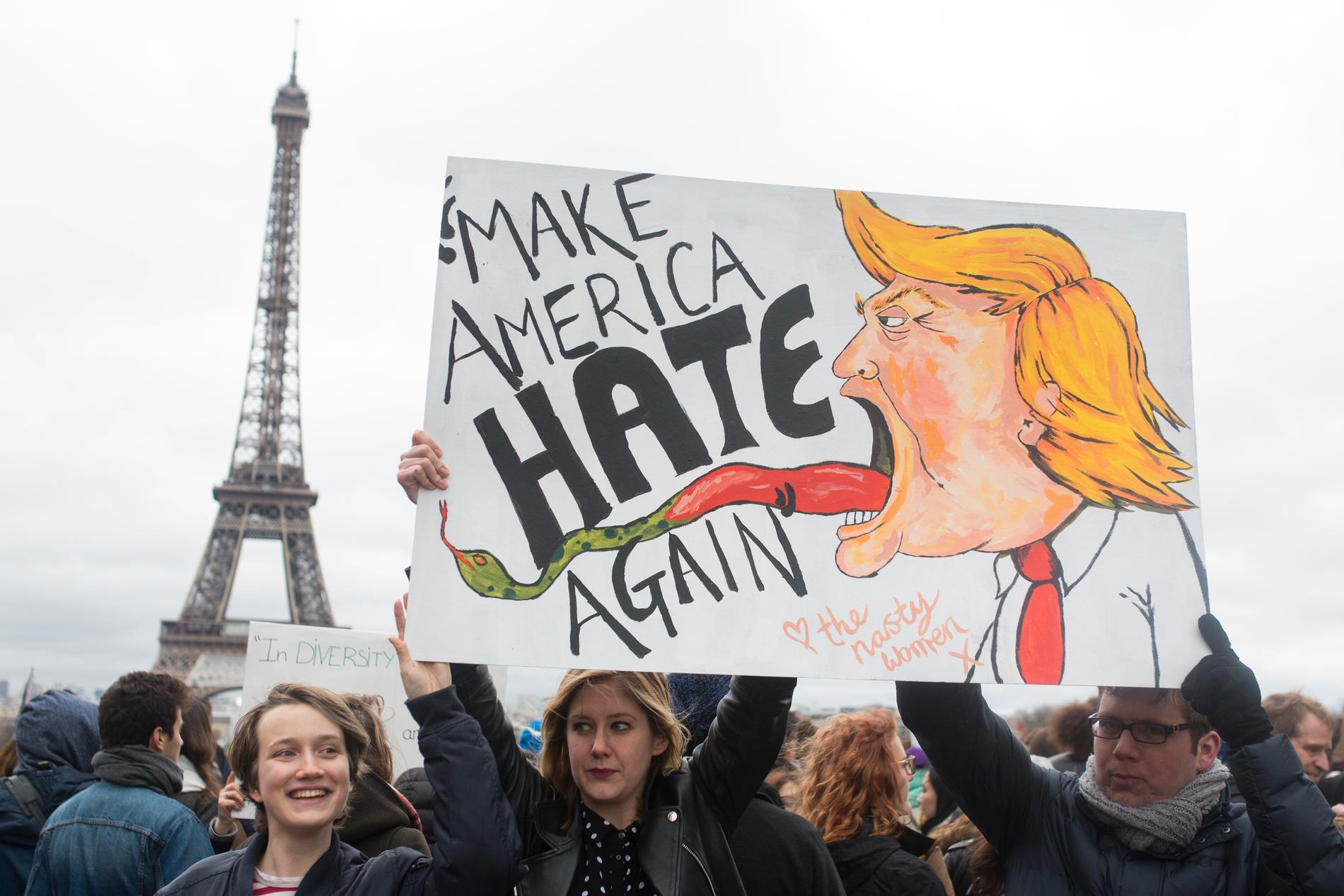 Demonstranter i Frankrike håller upp en skylt med texten "Make America hate again" under en protest mot USA:s president Donald Trumps inreseförbud för människor från sju i huvudsak muslimska länder. Arkivbild.