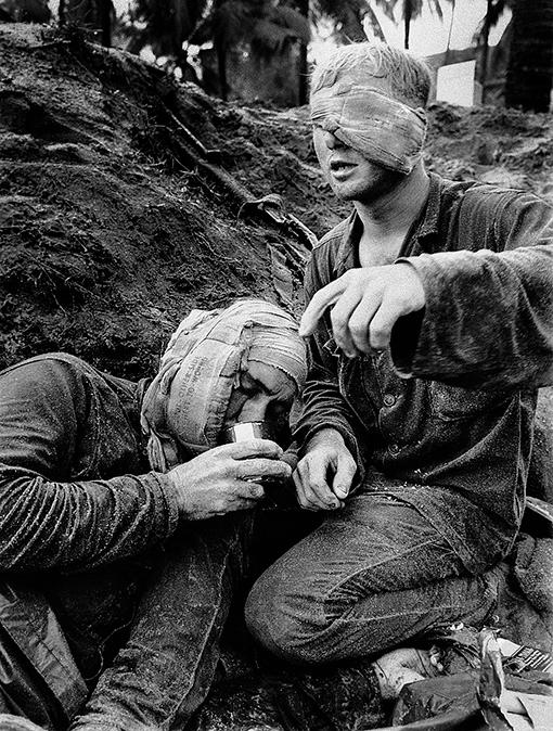 Två sårade amerikanska soldater under strider mot Vietcong och nordvietnamesiska styrkor i januari 1966.