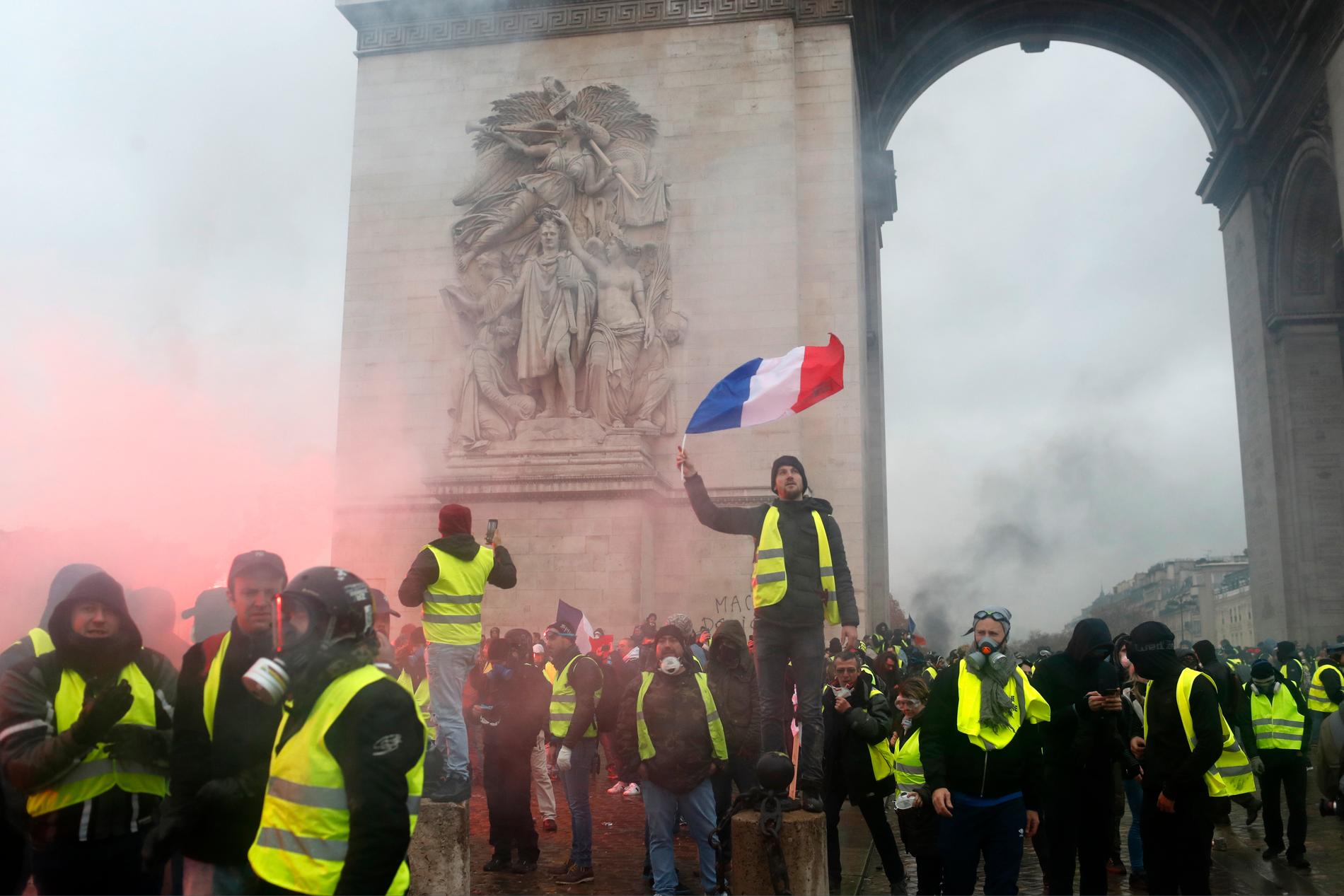 Demonstranter framför Triumfbågen i Paris.
