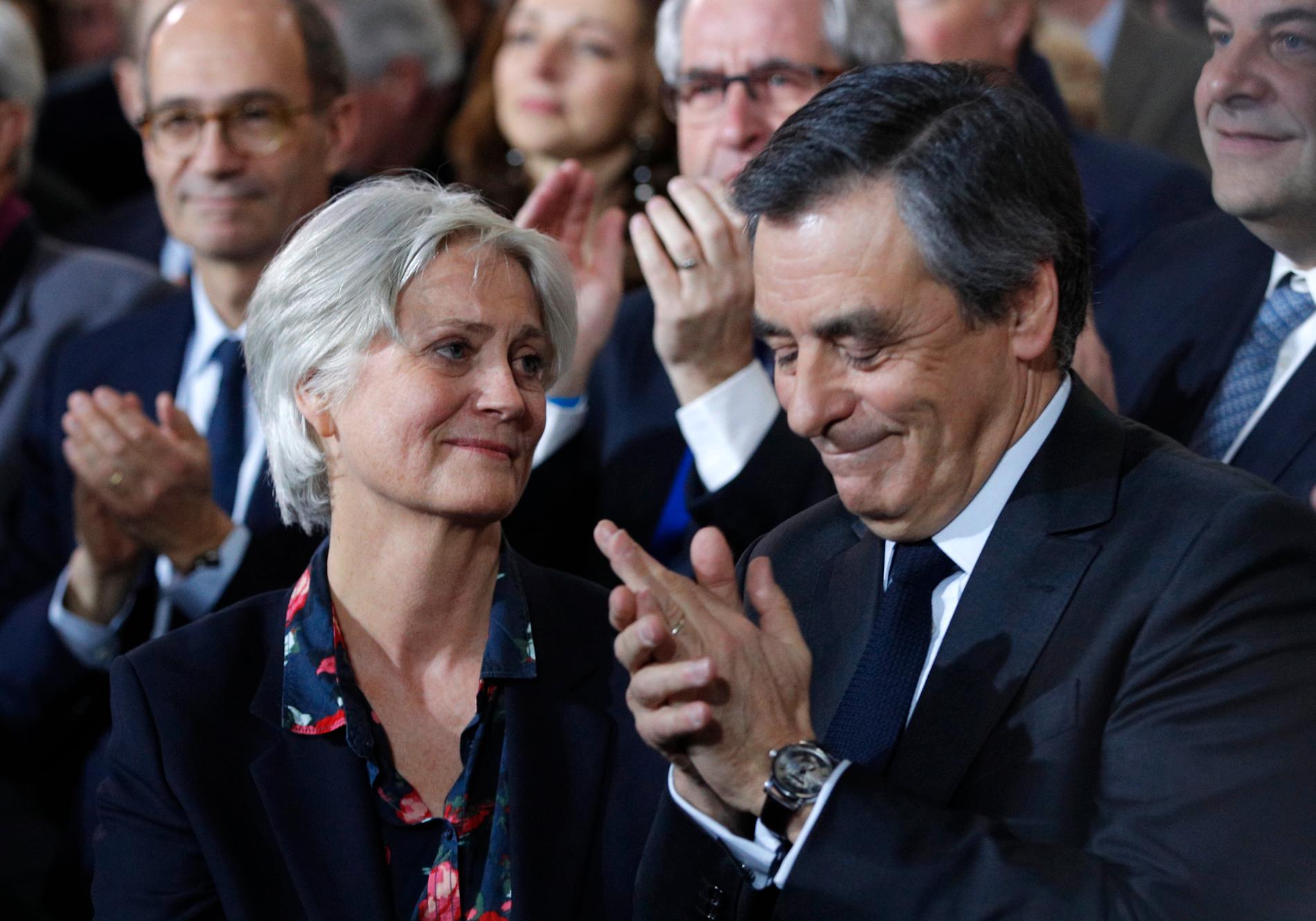 François Fillon och hustrun Penelope under ett valmöte i söndags.