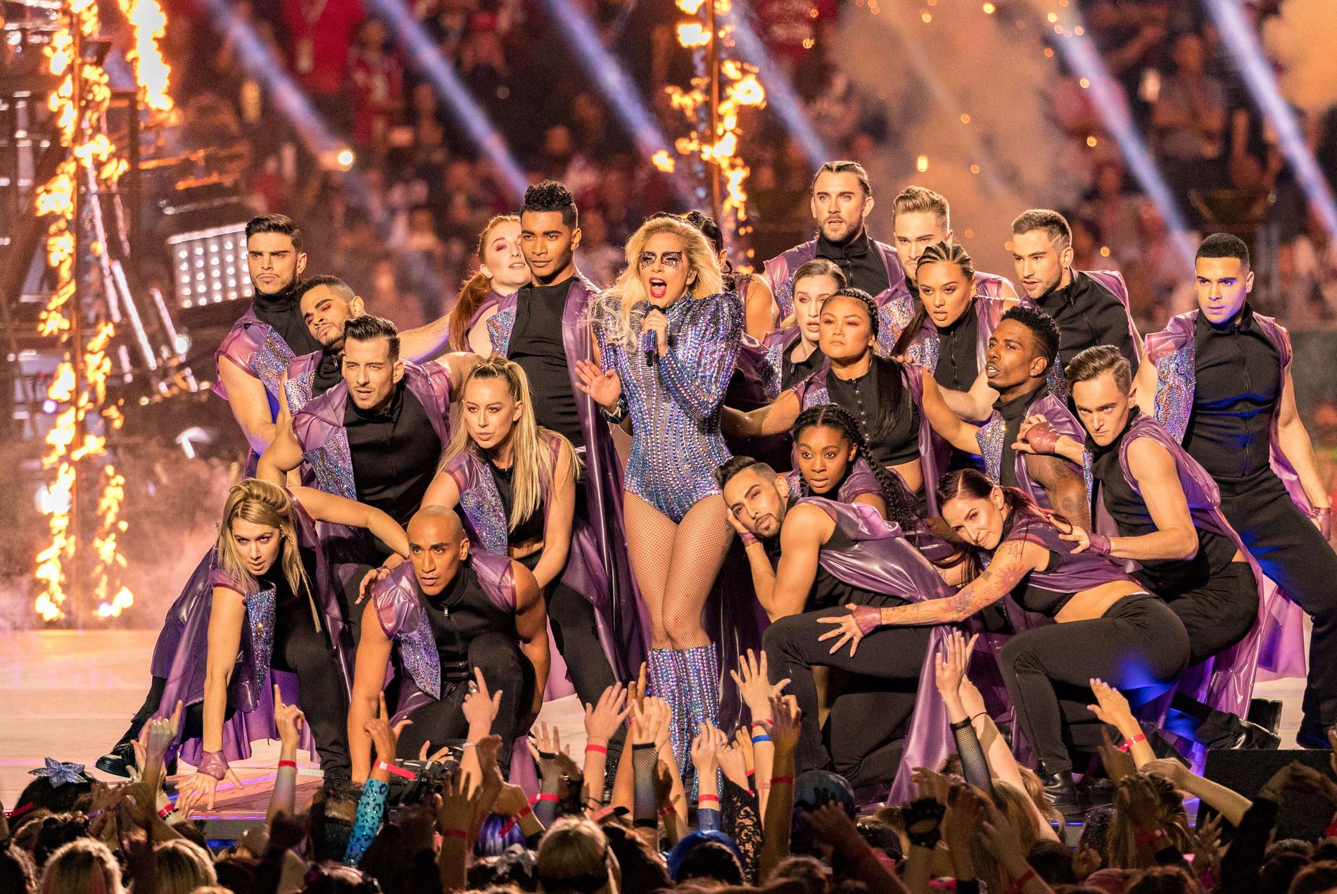 Lady Gaga bjöd på en minst sagt pampig show på Super Bowl.