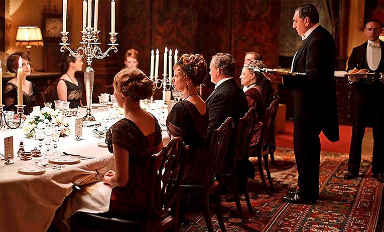 servering med klass Butlern Carson serverar herrskapet på Downton Abbey