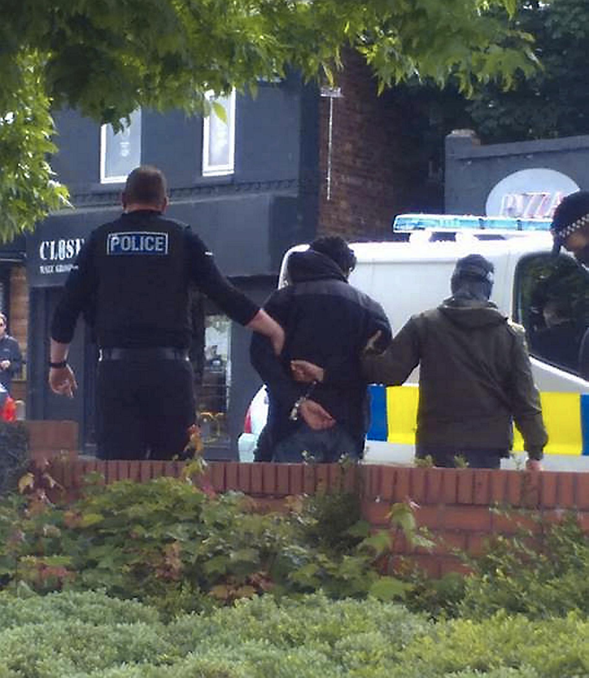 Polis griper en man i Chorlton, Manchester, misstänkt för inblandning i nattens terrordåd på Manchester Arena.