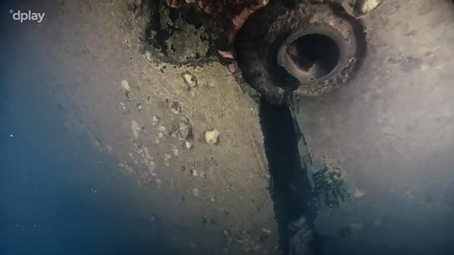 Bild från dokumentärserien, producerad av Dplay, som fick de båda männen dömda. Enligt uppgifter i dokumentärserien är det tidigare dolda hålet i fartygets skrov fyra meter högt. Bilden tagen av en dykrobot.