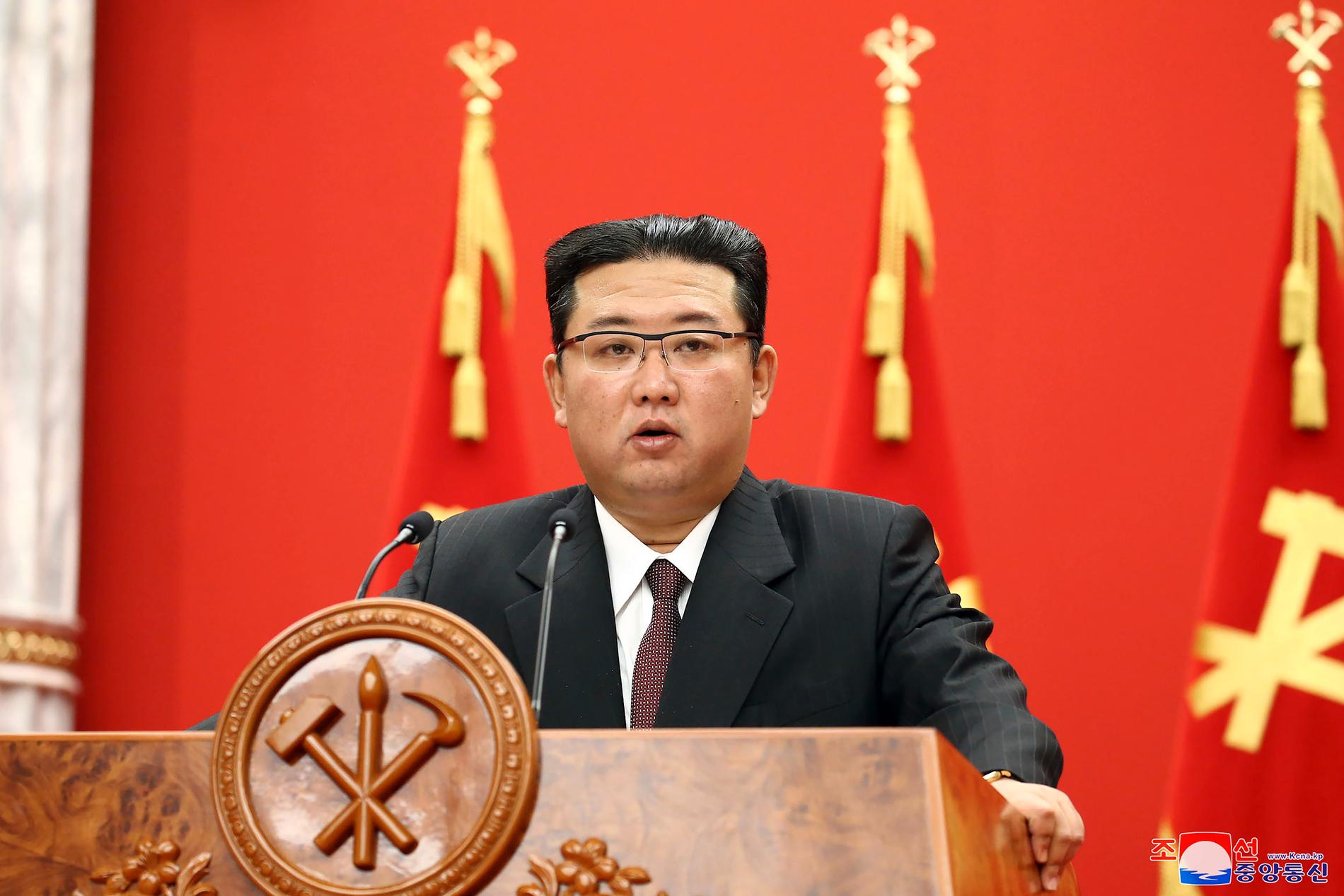 Nordkoreas diktator Kim Jong-Un, fotograferad i söndags.