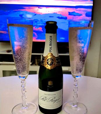 En bild på dyr champagne i Ica Maxi-glas skickades mellan två åtalade när Ica-handlarnas bud på Ica Gruppen offentliggjordes.