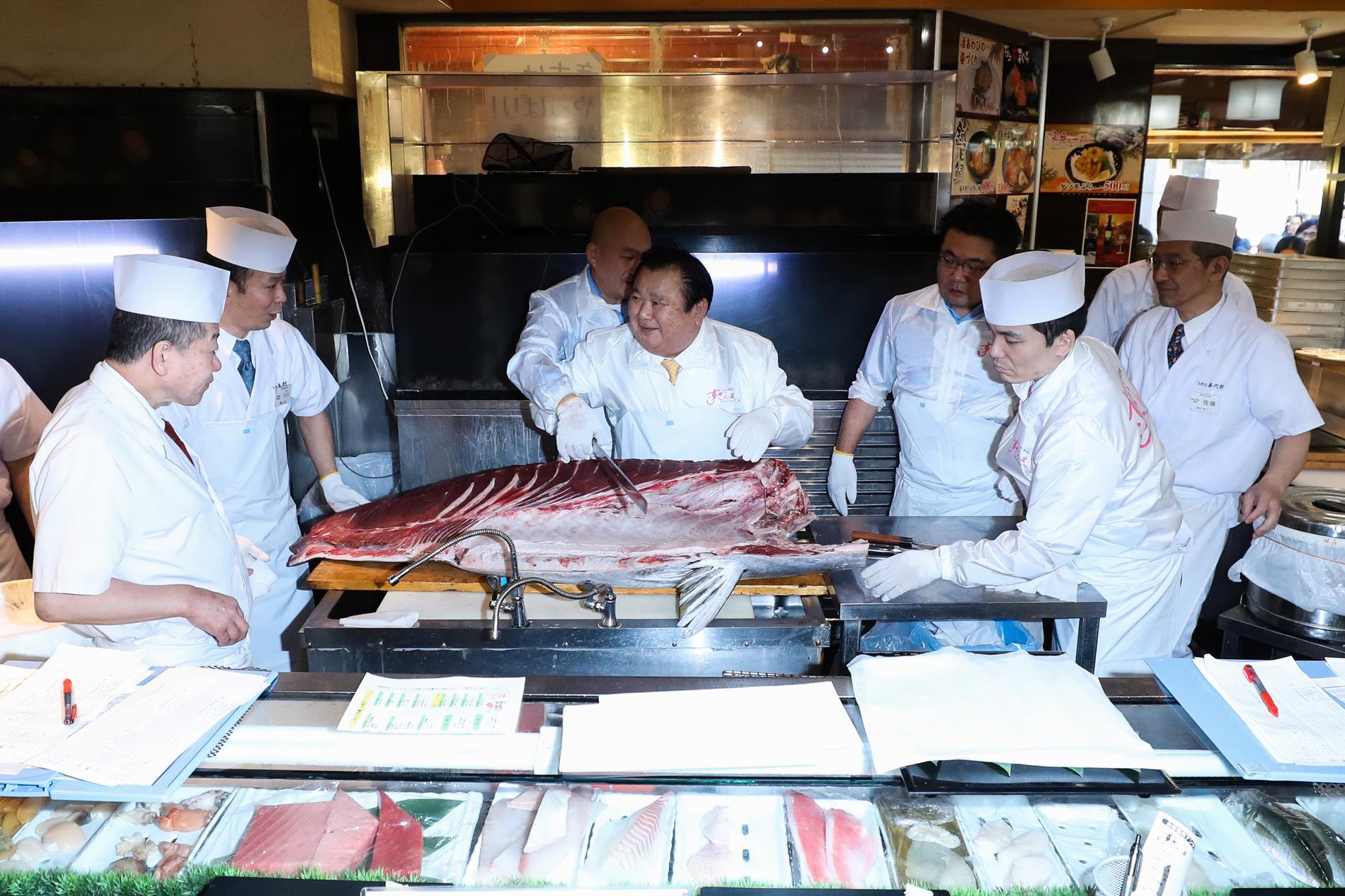 Kiyoshi Kimura skär upp sin nyinköpta tonfisk på en lokal sushirestaurang.