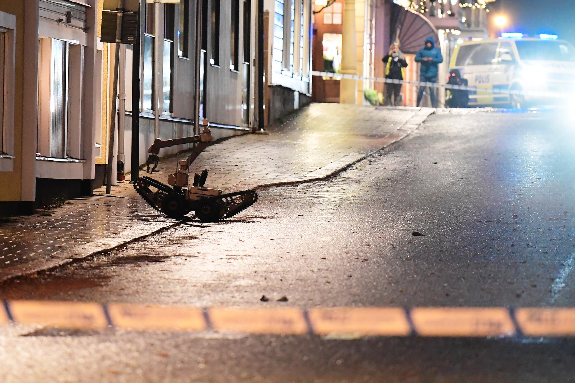 Polisens bombrobot under insatsen vid ett hus i centrala Eksjö i december.