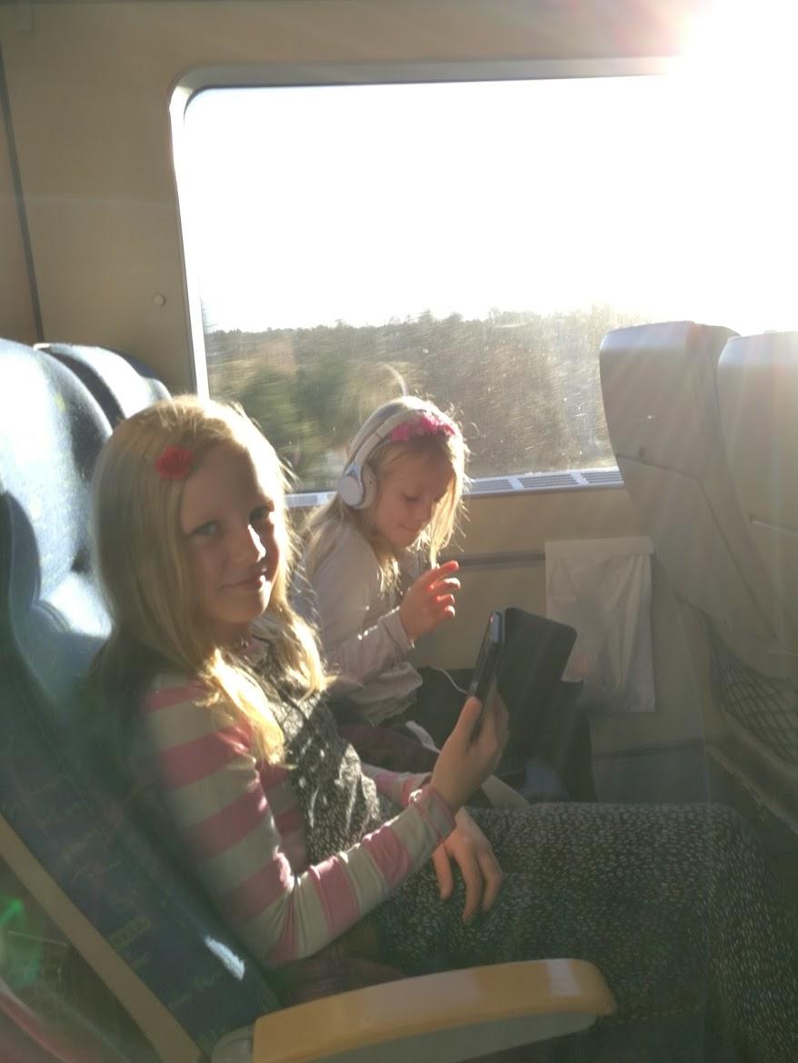 Systrarna Iris och Astrid Boström på en tidigare tågresa.