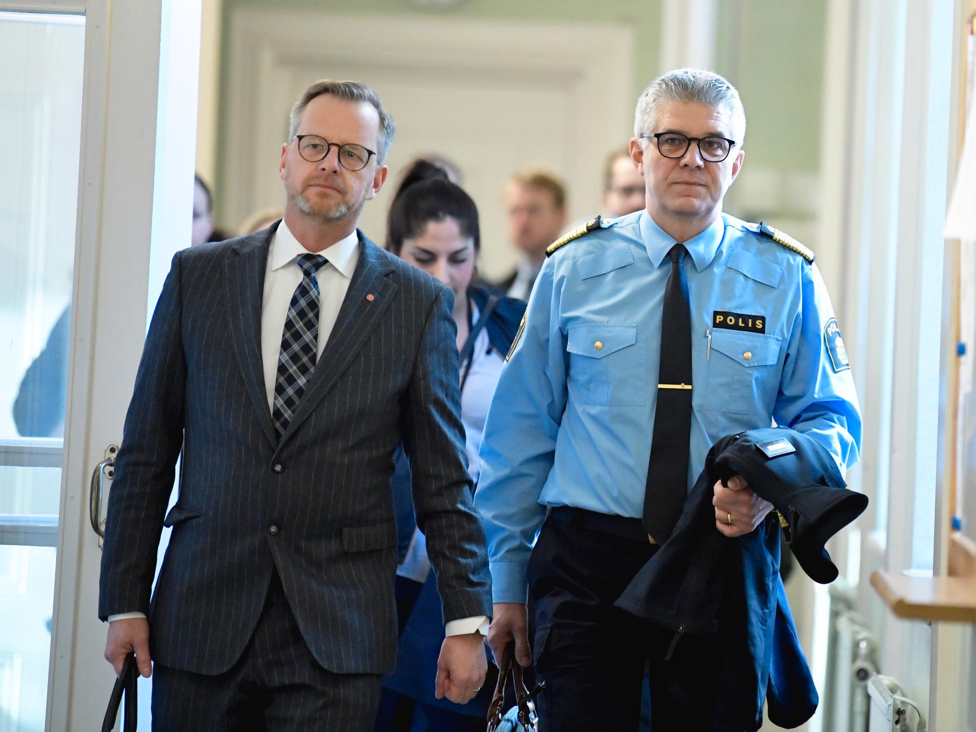 Inrikesminister Mikael Damberg (S) och Rikspolischef Anders Thornberg anländer till justitieutskottets möte i riksdagen.