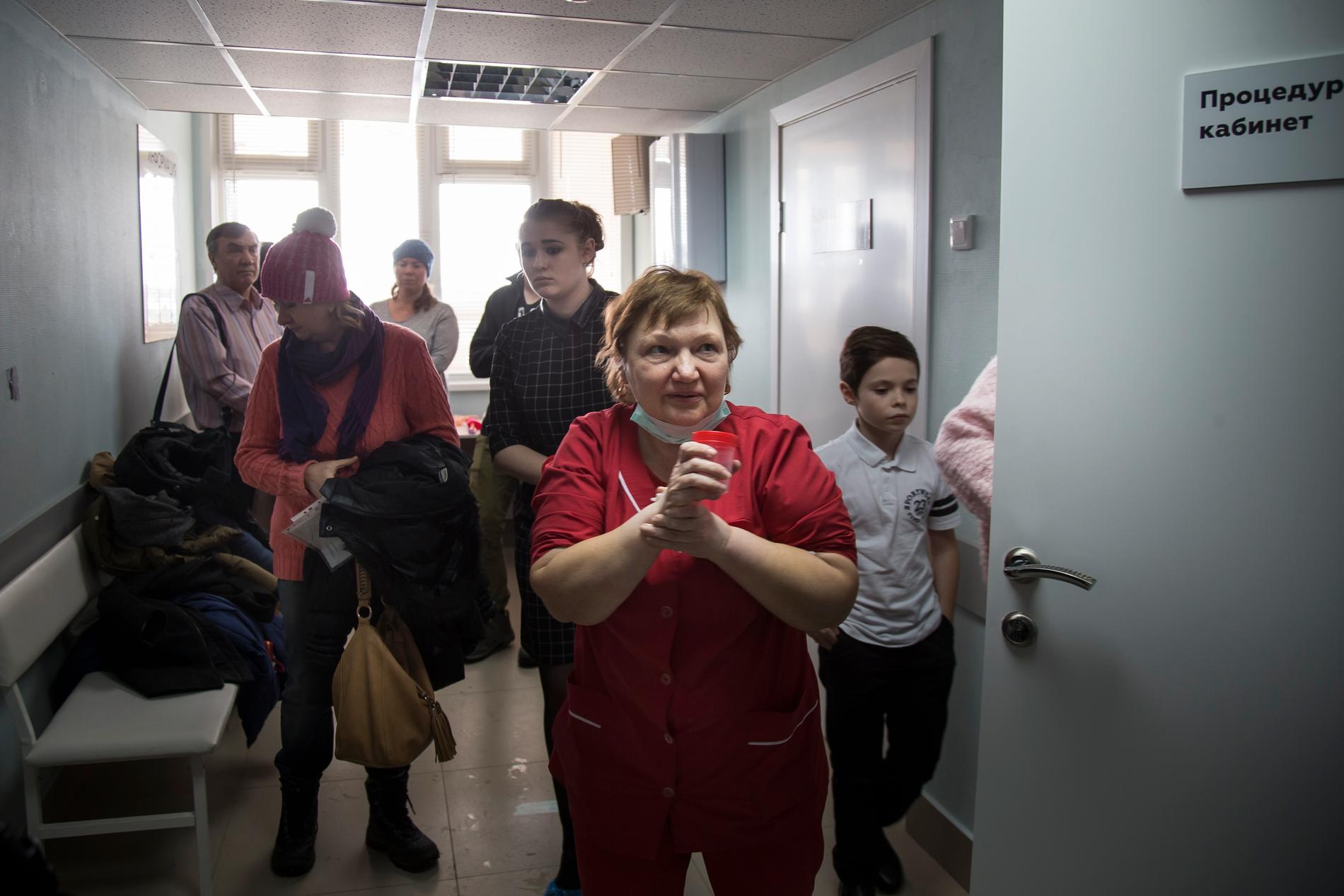 En sjuksköterska i Volokolamsk hjälper patienter som väntar på sina provresultat, efter gasläckan i staden. 
