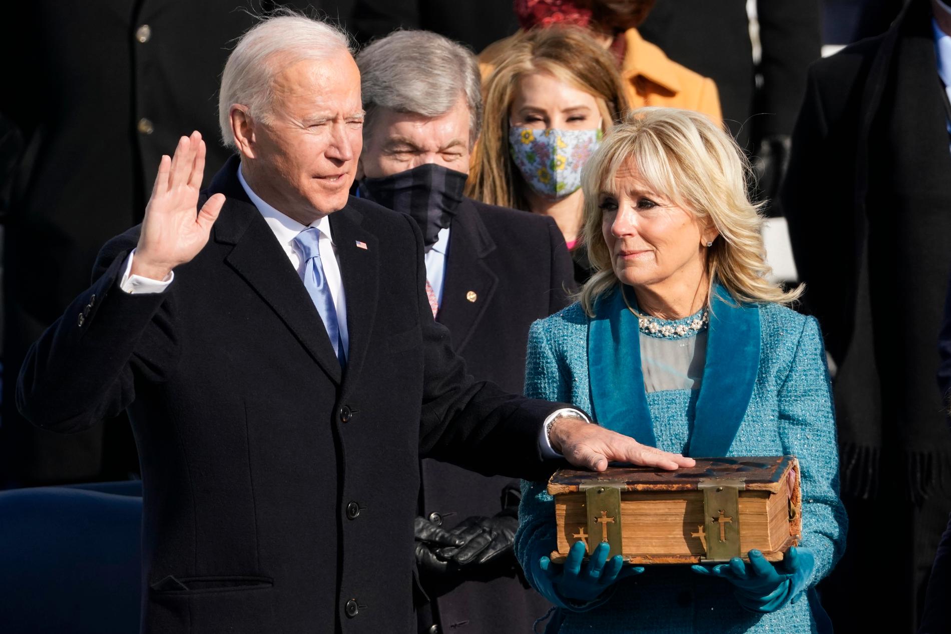 Joe Biden med handen på familjens bibel när han svär presidenteden. 