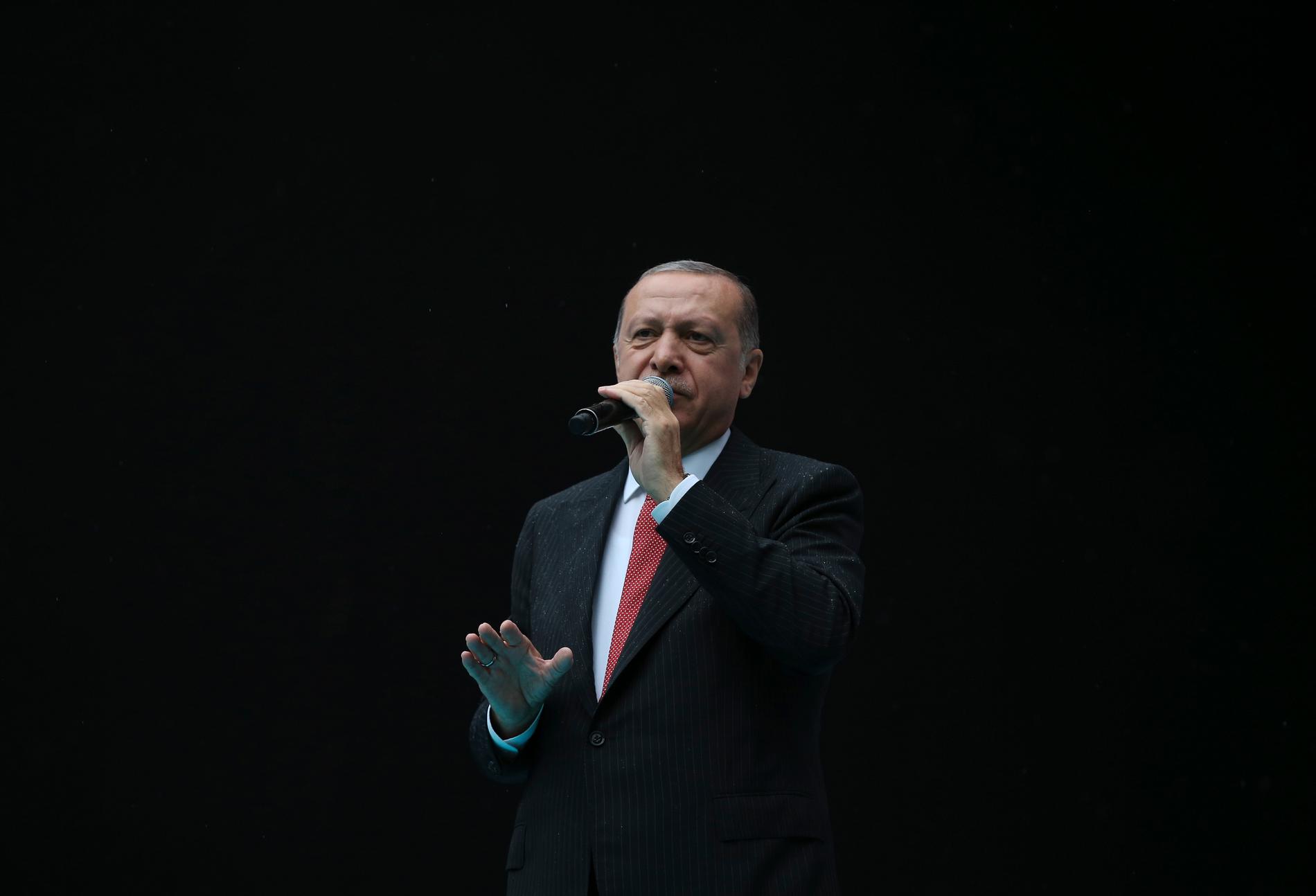 Recep Tayyip Erdogans långvariga maktposition utmanades i ett kuppförsök den 15 juli 2016. Efter tolv timmar var han tillbaka och numera har han stärkt sin makt betydligt.