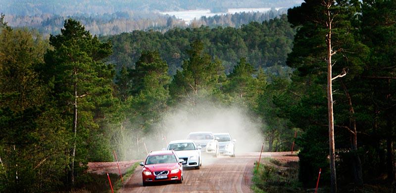 Testlaget på väg uppför Getaberget på nordvästra Åland. Det är hit vi tagit oss för att testa vilken bil som är bäst i kombiklassen – den klass som är hetast bland svenska bilköpare.