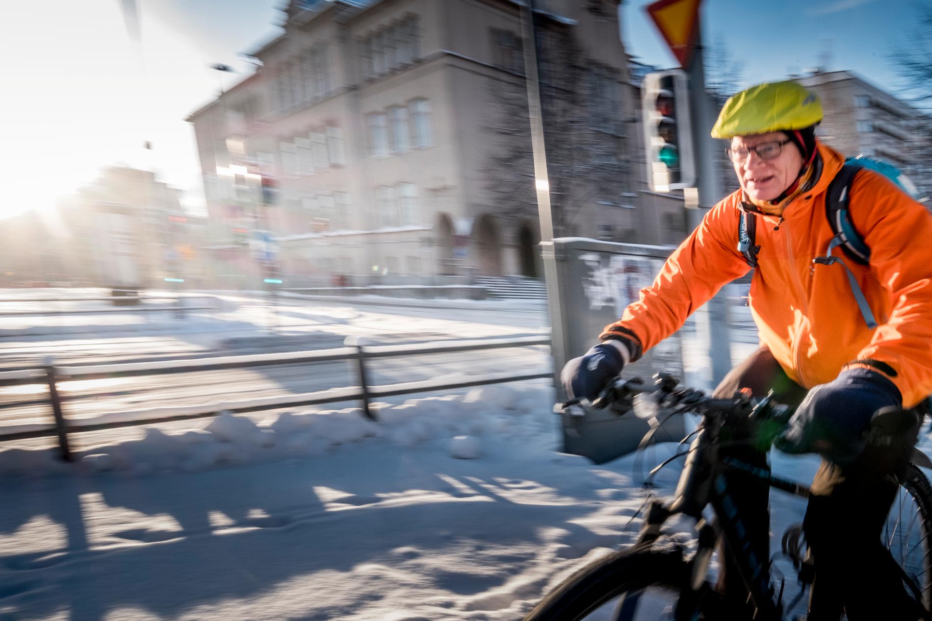En kall vinterdag i Tammerfors 2016. Cyklist i minus 22 grader. 