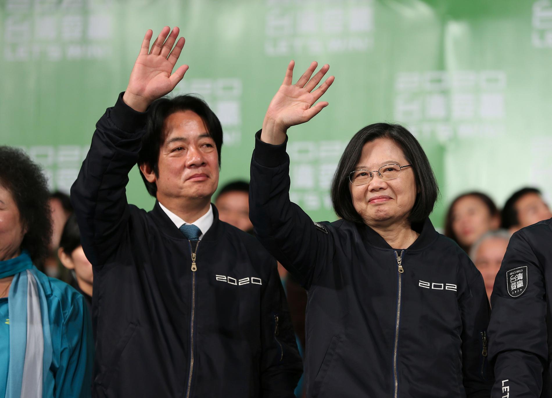 Taiwans president Tsai Ing-wen (till höger) anklagar Kina för överflygning över taiwanesiskt luftrum.