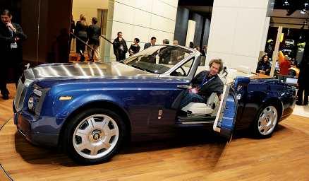 Lång dyrgrip Rolls Royce Phantom Drophead Coupé går loss på 370 000 euro – närmare 3,4 miljoner kronor. Men då ingår bara ett tygtak. Foto: Lennart Pettersson