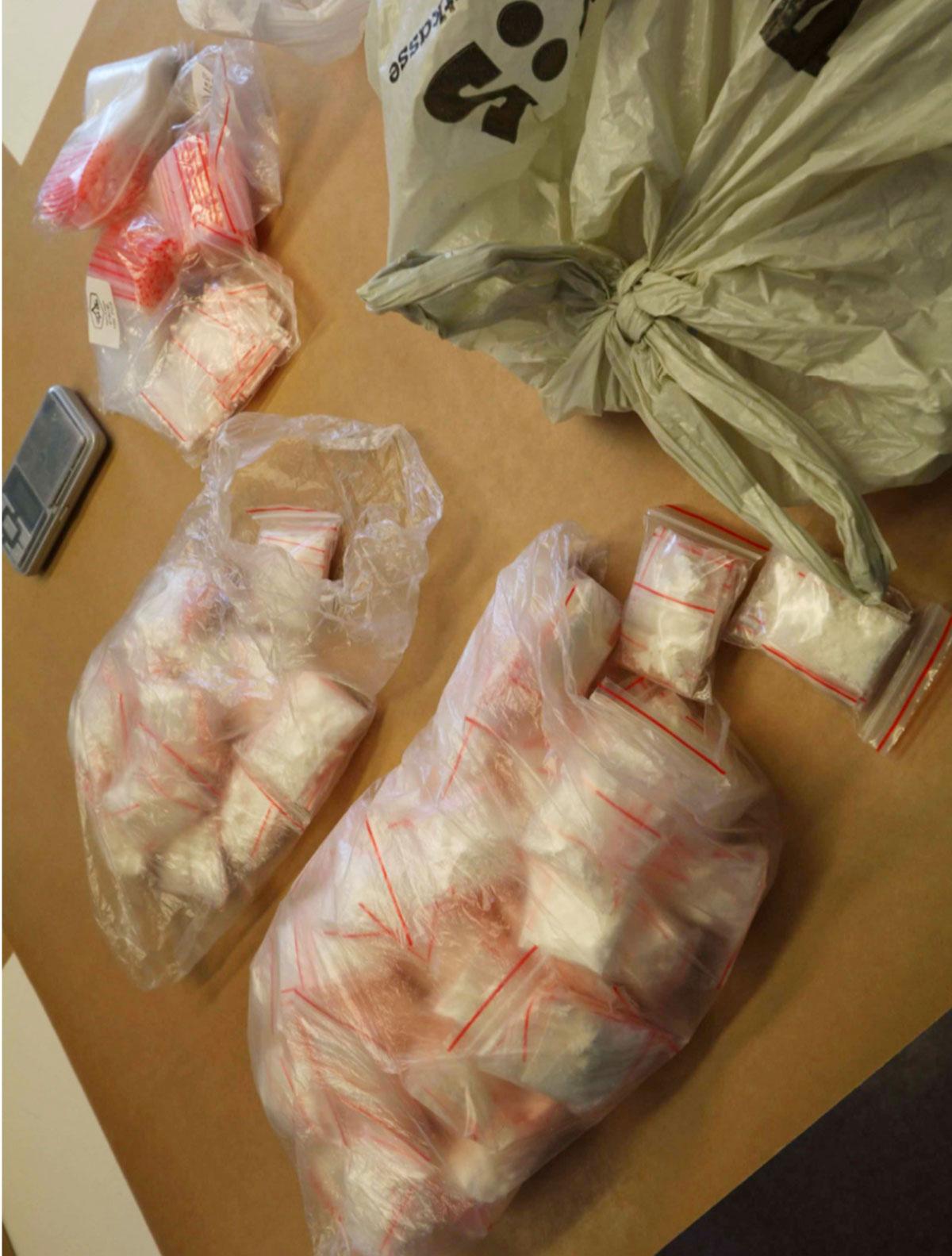 Men i maj sökte polisen igenom ett trapphus i södra Stockholm i samband med ett annat ärende. Vid porten hittades drygt 400 gram höghaltigt kokain, och två pistoler.