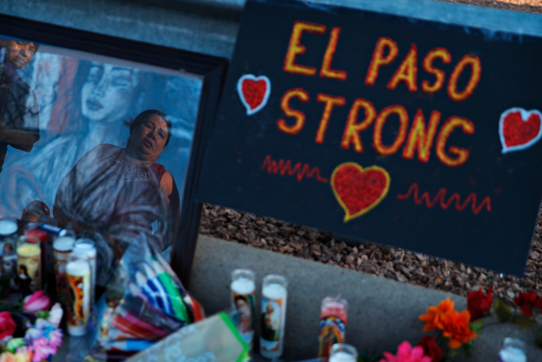 En minnesplats för de 22 som dog i helgens masskjutning i El Paso i Texas.
