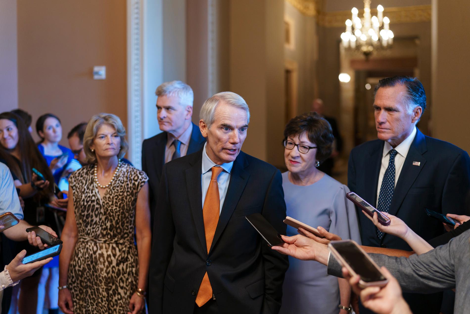 Senator Rob Portman och en grupp förhandlare från Republikanerna efter beskedet att senatorer i USA-kongressen kommit överens om en gigantisk infrastruktursatsning.