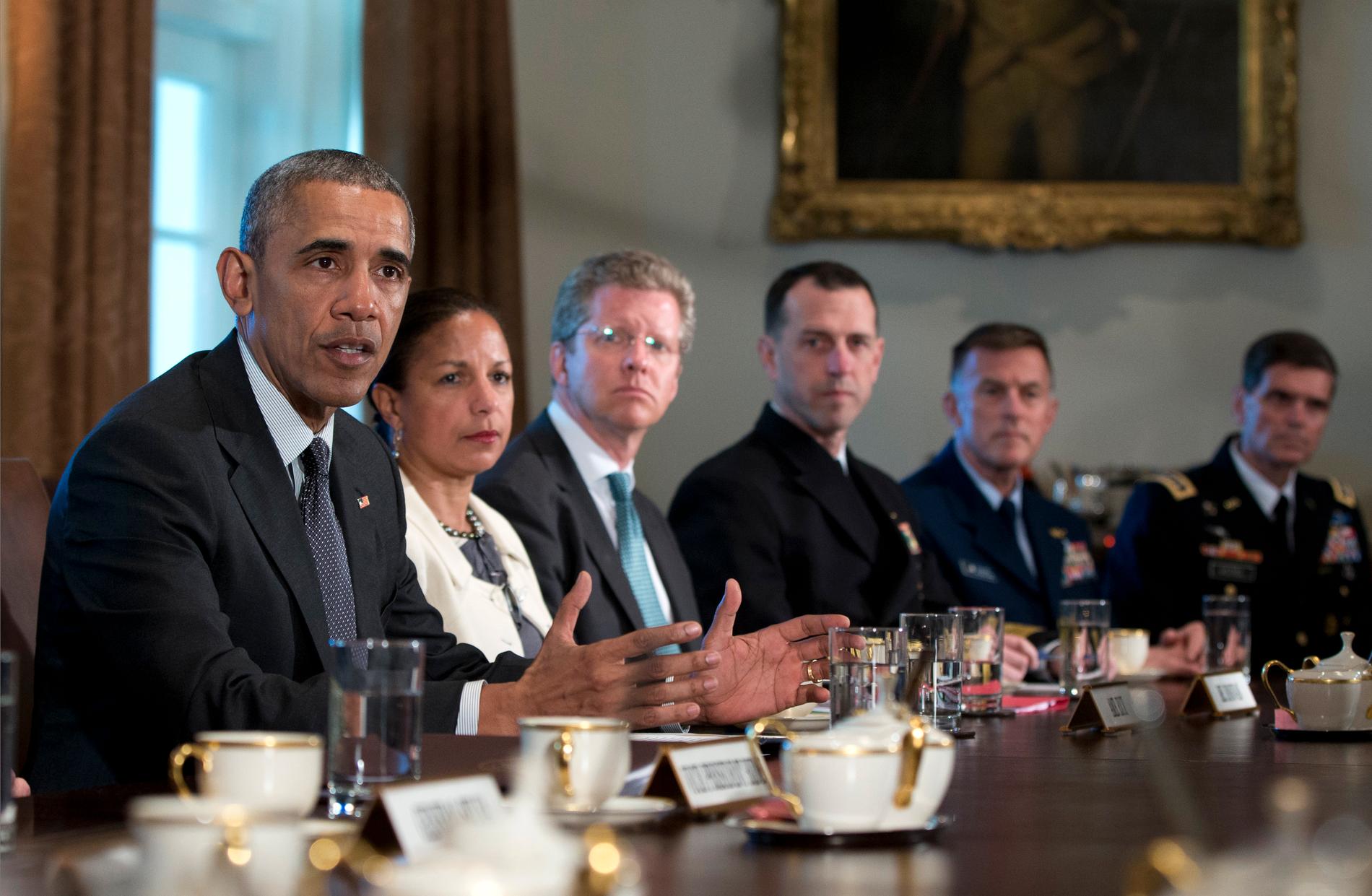 USA:s förre president Barack Obama vid ett möte i Vita huset. Till höger om honom sitter hans nationella säkerhetsrådgivare Susan Rice. Arkivbild.