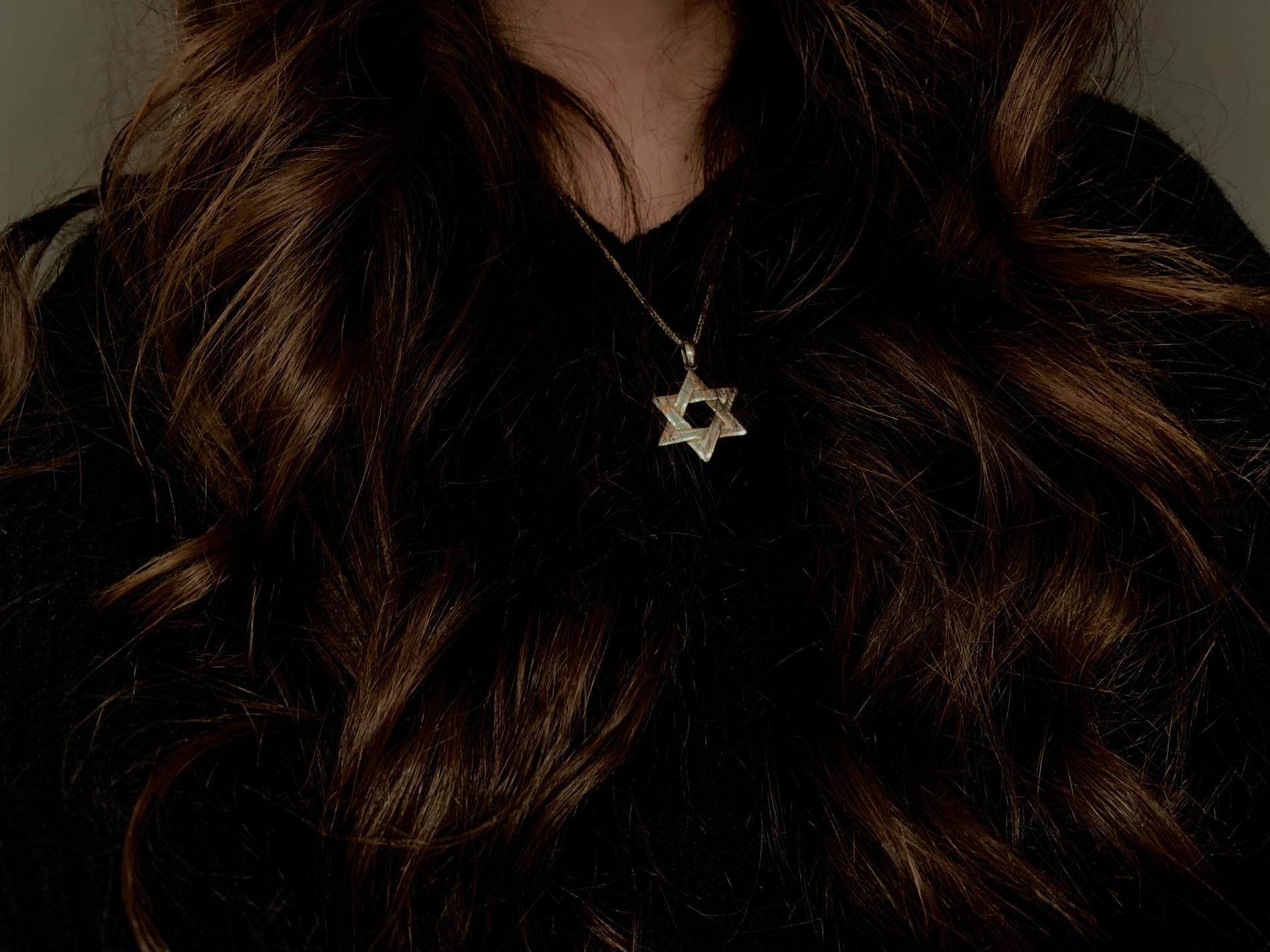 ”Sara” vågar inte längre bära sitt halsband med  davidsstjärnan.