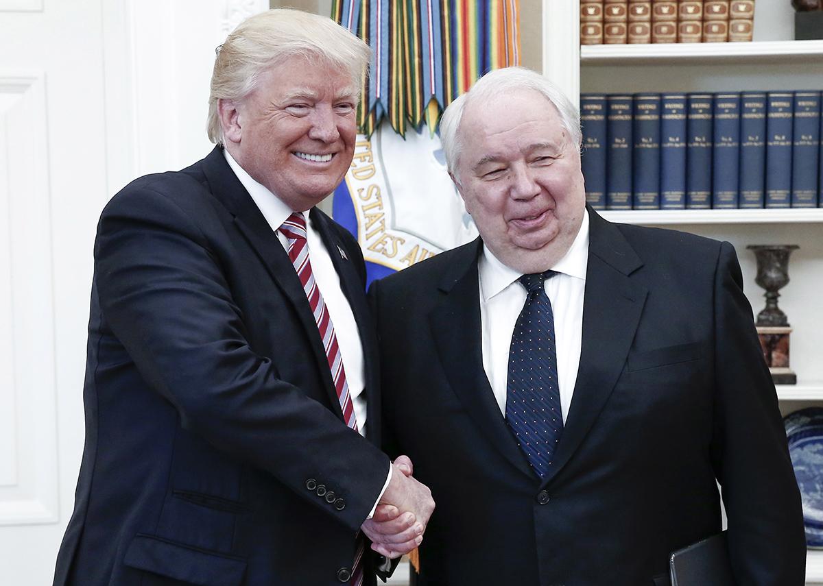 Donald Trump och Sergej Kisljak i ovala rummet. 
