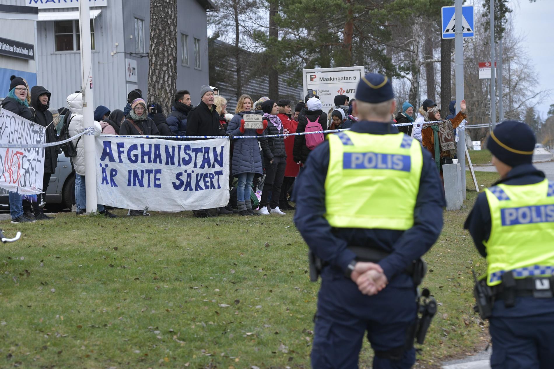 Demonstration vid Migrationsverkets lokaler i Märsta i samband med att ett 50-tal personer skulle tvångsutvisas till Afghanistan i höstas.