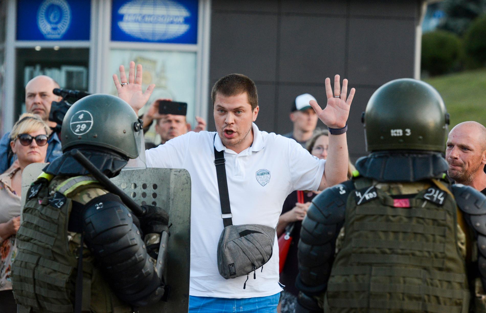 Polisen griper en oppositionsanhängare under tisdagens demonstrationer i Belarus huvudstad Minsk.