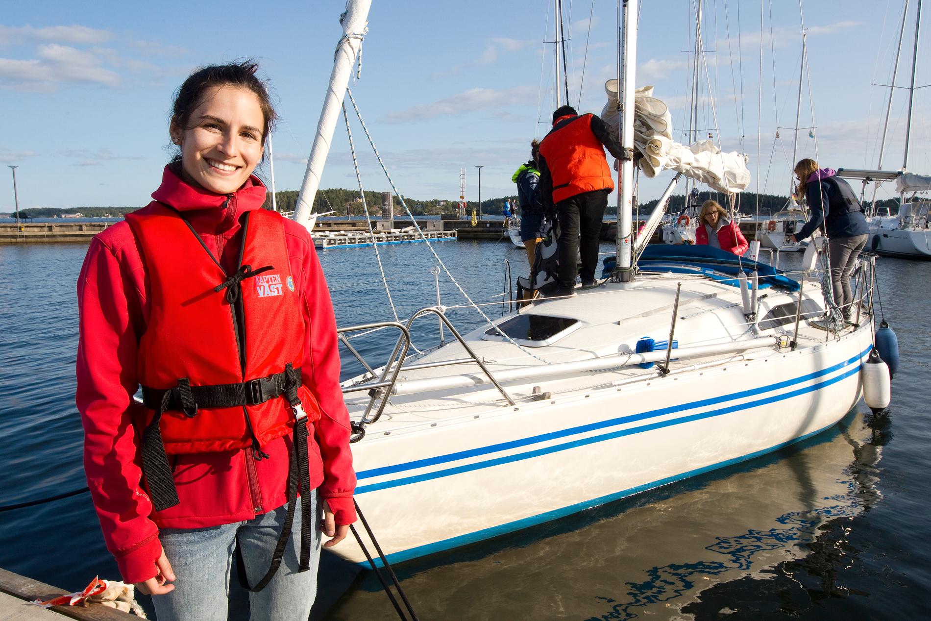 Noemie Louette flyttade till Sverige från Belgien, och  tycker att seglingen är ett jättebra sätt att lära känna nya människor. 