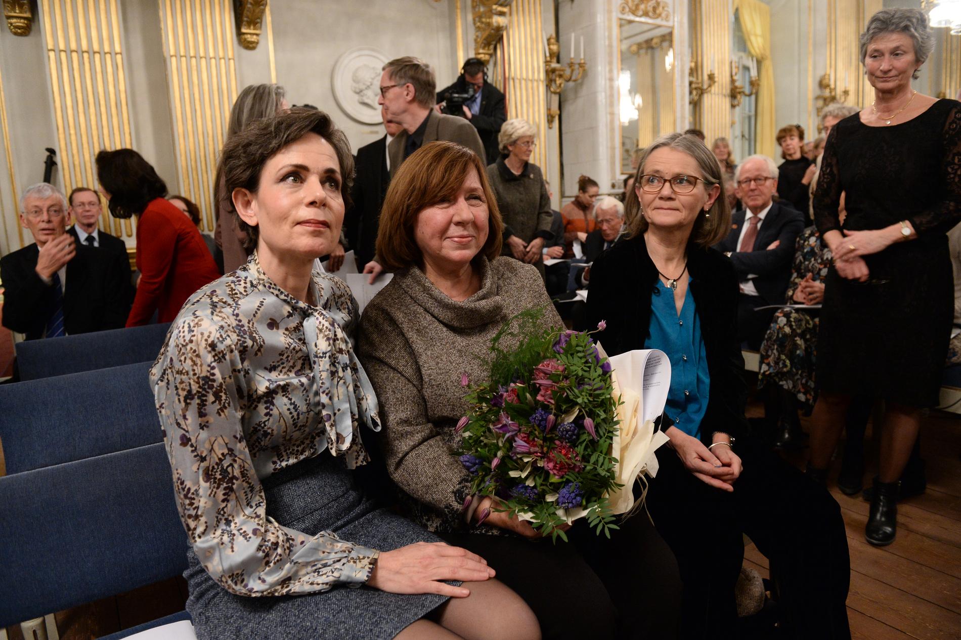 Sara Danius tillsammans med Svetlana Aleksijevitj, nobelpristagare i litteratur 2015.