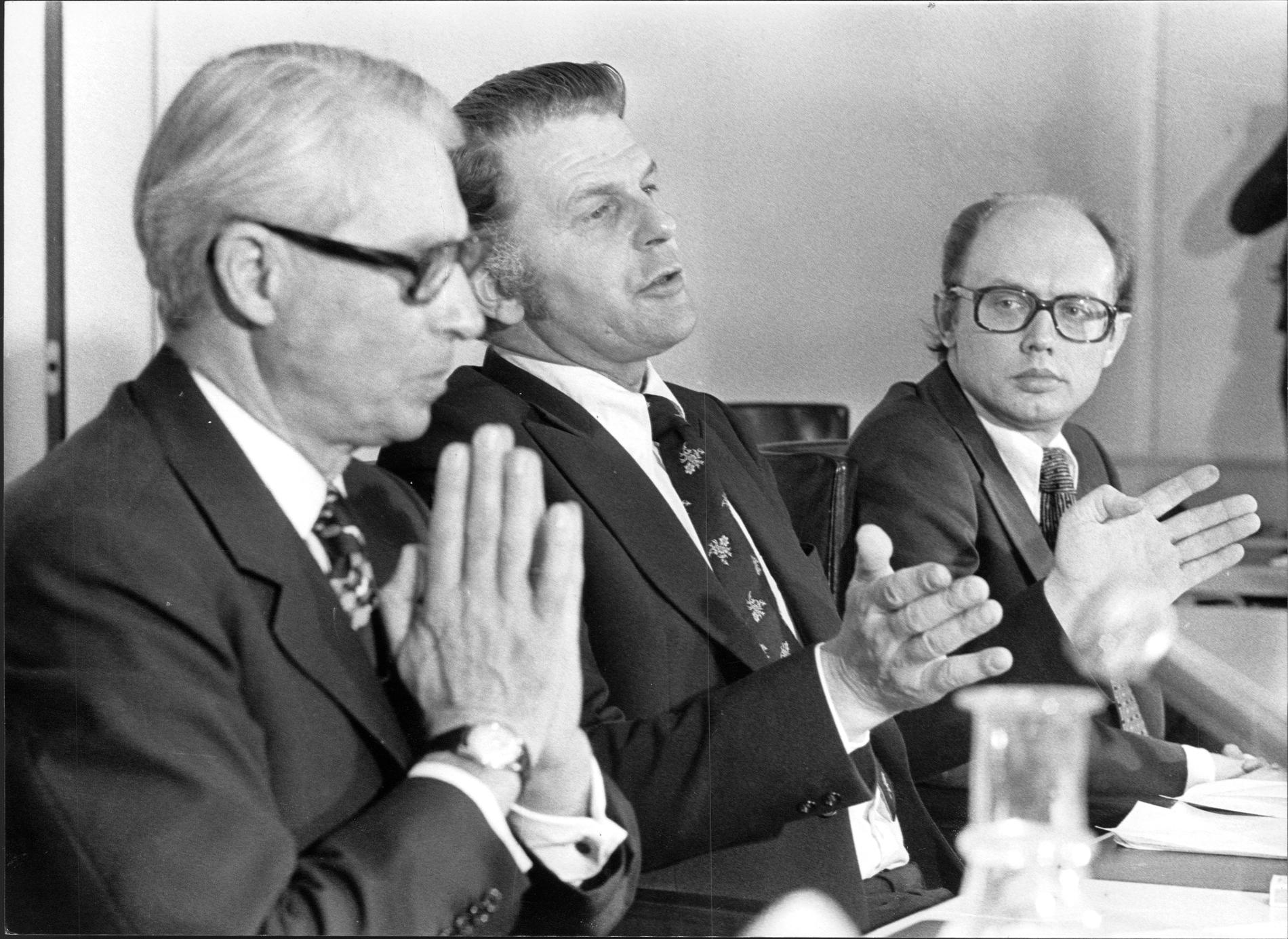 Den nya regeringen efter valet 1976. Gösta Bohman, partiledare (m) och finansminister, Thorbjö rn F älldin, partiledare (c) och Sveriges statsminister samt Per Ahlmark, partiledare (fp) och arbetsmarknadsminister och vice statsminister.