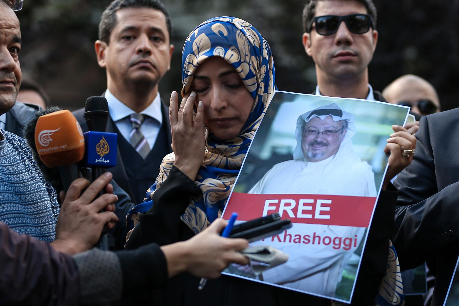 Nobelpristagerskan Tawakkol Karman håller upp en skylt med texten ”rädda Jamal Khashoggi” under en demonstration den 5 oktober, innan informationen om Khasoggis död nått ut. 