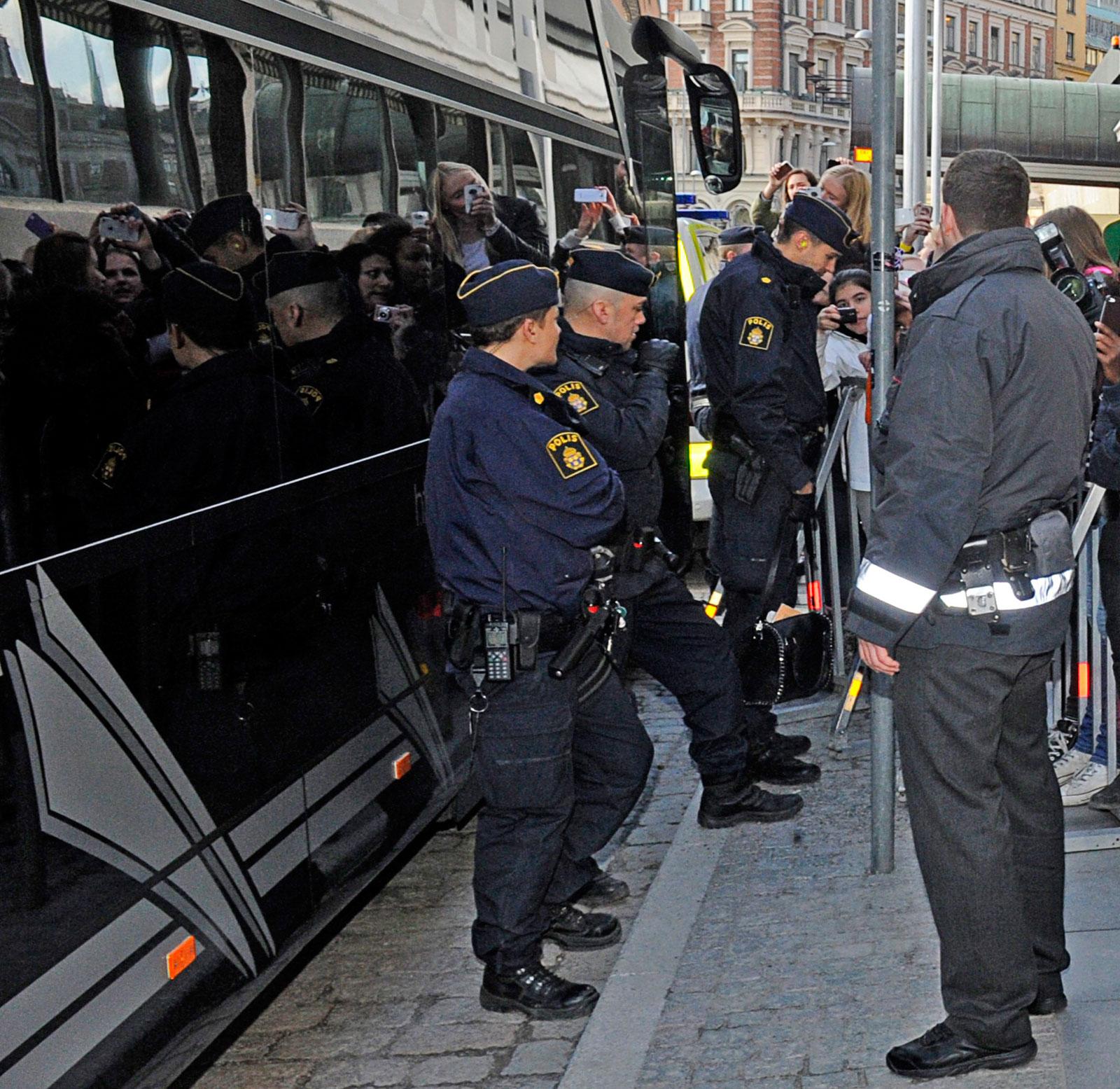 Polisen vaktar utanför bussen vid Grand Hôtel. Bilden är tagen vid ett tidigare tillfälle.